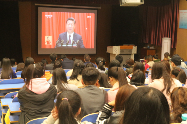 2017101816375249.png 浦京集团官网师生集中观看十九大开幕盛况
