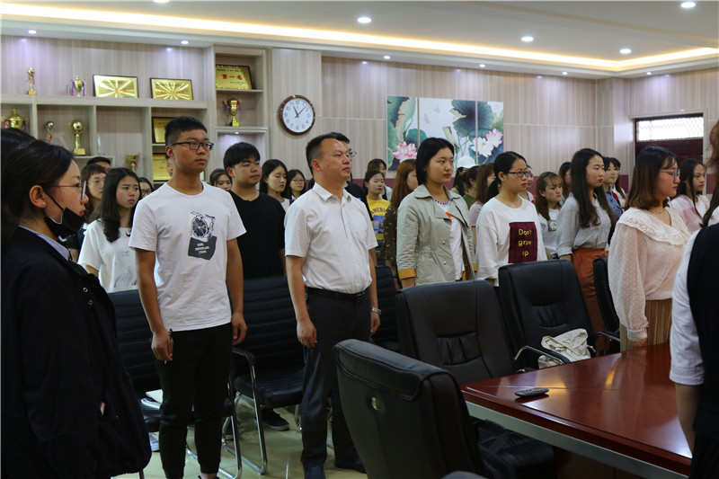2018050709005513.jpg 浦京集团官网师生观看纪念马克思诞辰200周年大会