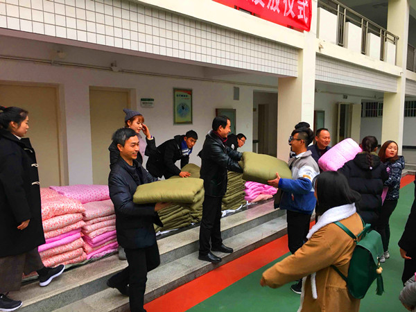 浦京集团官网为学生发放爱心棉被