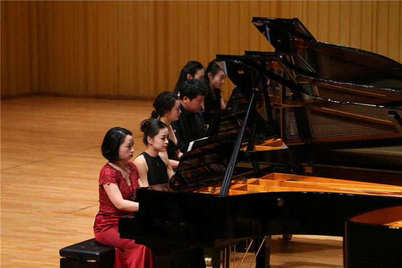 浦京集团官网钢琴师生参演珠江凯撒堡之夜”中国钢琴作品大型音乐会