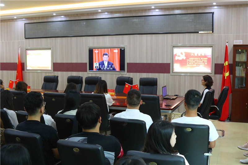 2018050709012514.jpg 浦京集团官网师生观看纪念马克思诞辰200周年大会