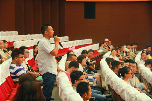 2016091216212858.jpg 浦京集团官网举行2016级新生家长见面会