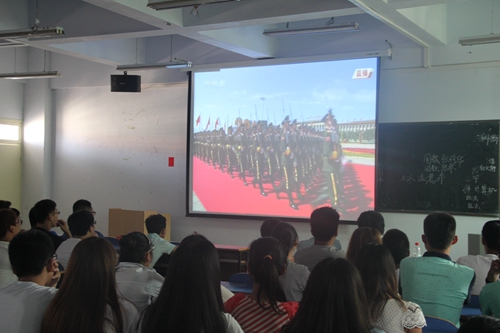 浦京集团官网组织学生观看阅兵式