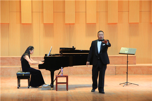 2016102508415327.jpg 美国德州三一大学李佳蔚教授来浦京集团官网举办音乐会