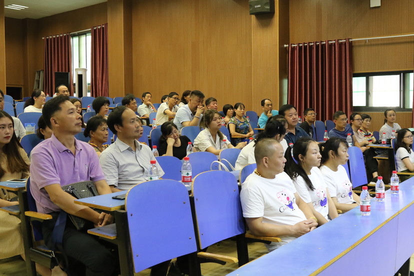 浦京集团官网召开2018级新生家长见面会